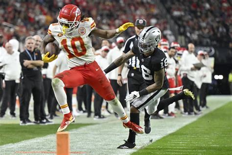 Chiefs finally play clean game as offense comes alive in second half against Raiders